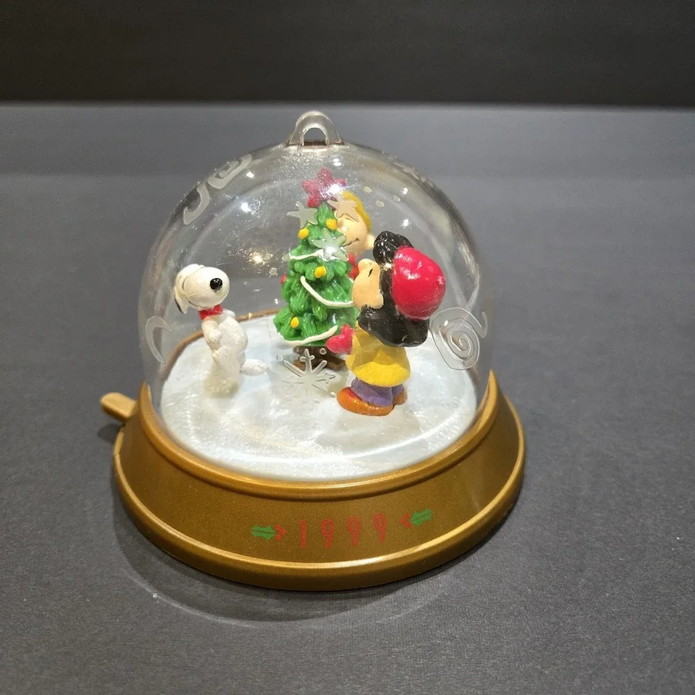 1999 Blockbuster Charlie Brown Snoopy Spinning Ornament Collectible